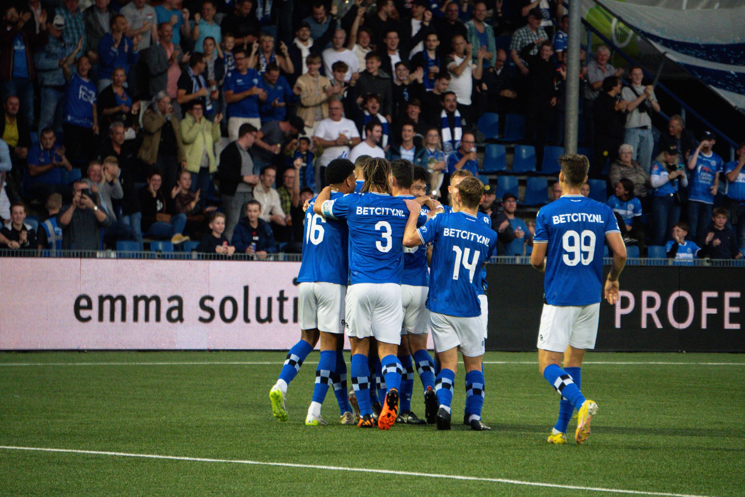 WIN 2 HALVE SEIZOENKAARTEN – FC Den Bosch