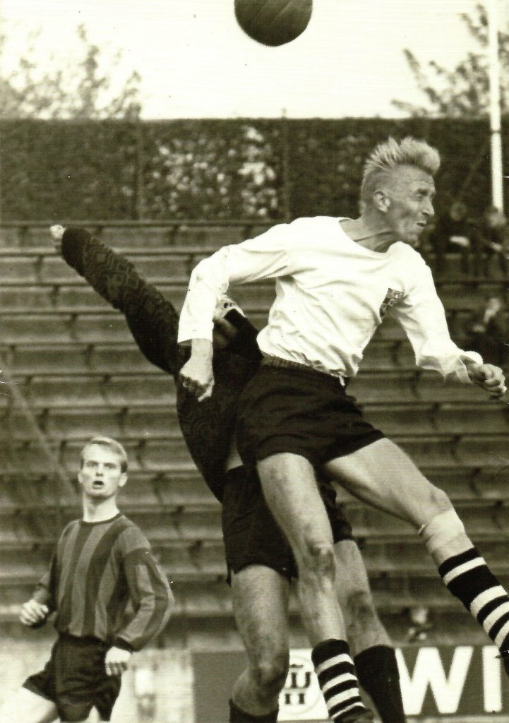 Theo Borsten hield niet van koppen, maar schuwde de luchduels niet. (Foto: Frans Kuit)