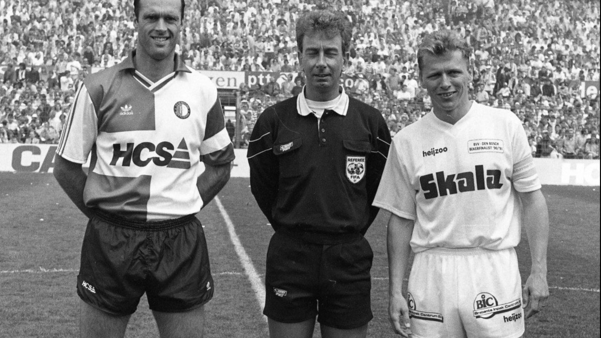 Bud Brocken (rechts) als aanvoerder van FC Den Bosch bij de toss voor de KNVB-bekerfinale
tegen Feyenoord in 1991. Links Feyenoord-aanvoerder John Metgod, in het midden
scheidsrechter John Blankenstein. FC Den Bosch verloormet 1-0 in de bekerfinale, die enkele
minuten vervroegd werd afgefloten omdat Feyenoord-fans bezit namen van het veld.