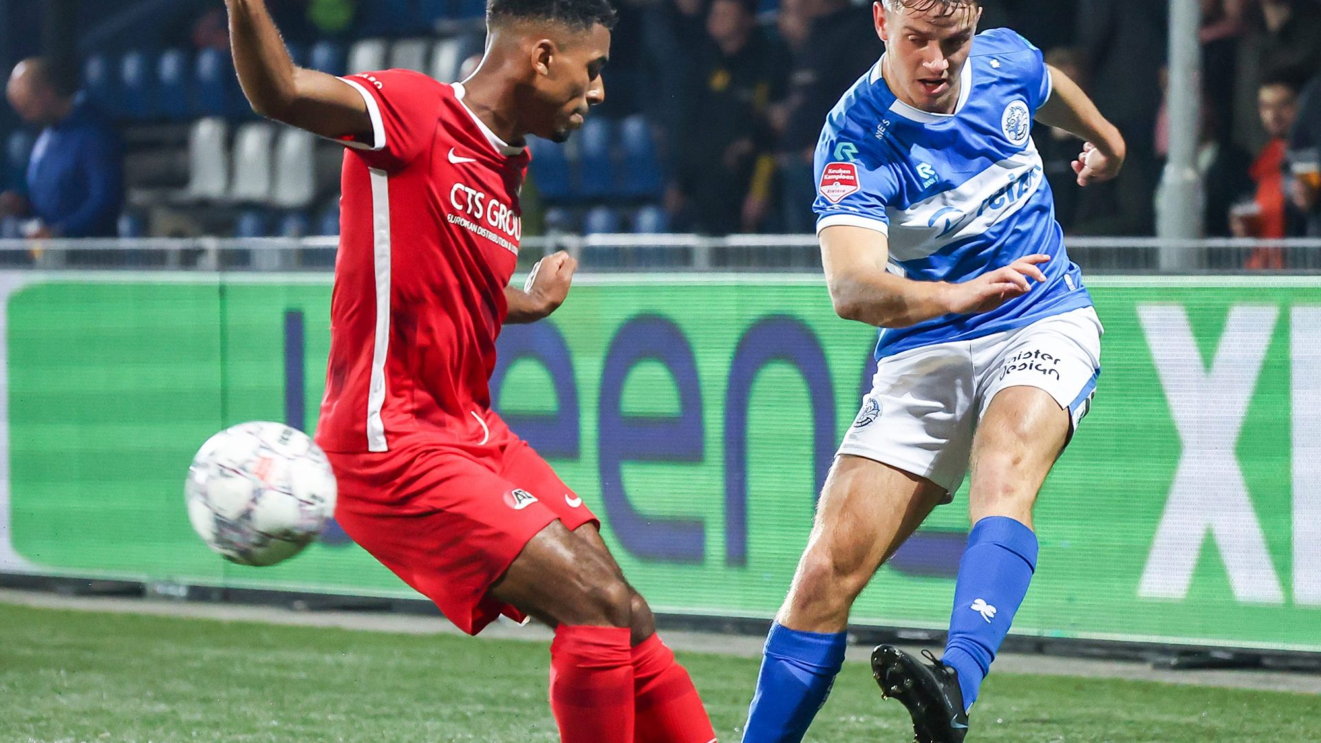 S-HERTOGENBOSCH,14-10-2022,Stadium De Vliert,Dutch Football Keuken Kampioen Divisie season 2022 / 2023,FC Den Bosch player Jorn van Hedel(R) during the match Den Bosch - Jong AZ