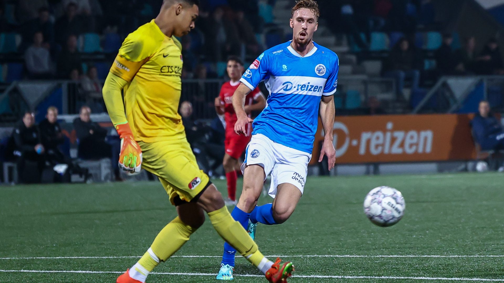 S-HERTOGENBOSCH,14-10-2022,Stadium De Vliert,Dutch Football Keuken Kampioen Divisie season 2022 / 2023,FC Den Bosch player Nikolaj Moller(R) and Jong AZ keeper Jayden Rome Owusu-Oduro during the match Den Bosch - Jong AZ