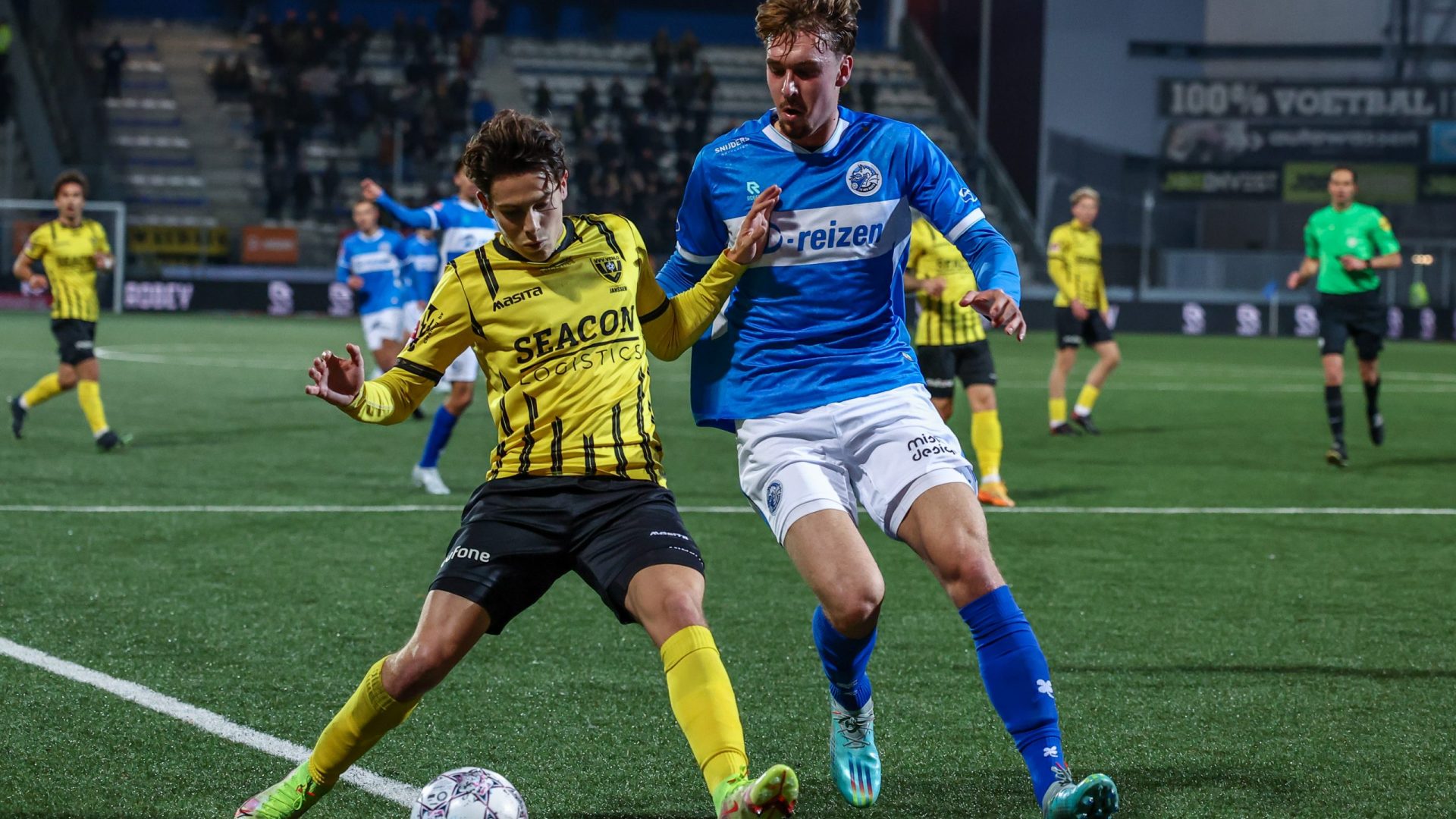 S-HERTOGENBOSCH,19-11-2022,Stadium De Vliert,Dutch Football Keuken Kampioen Divisie season 2022 / 2023,FC Den Bosch player Nikolaj Moller(R) in action with VVV player Simon Janssen(L) during the match Den Bosch - VVV