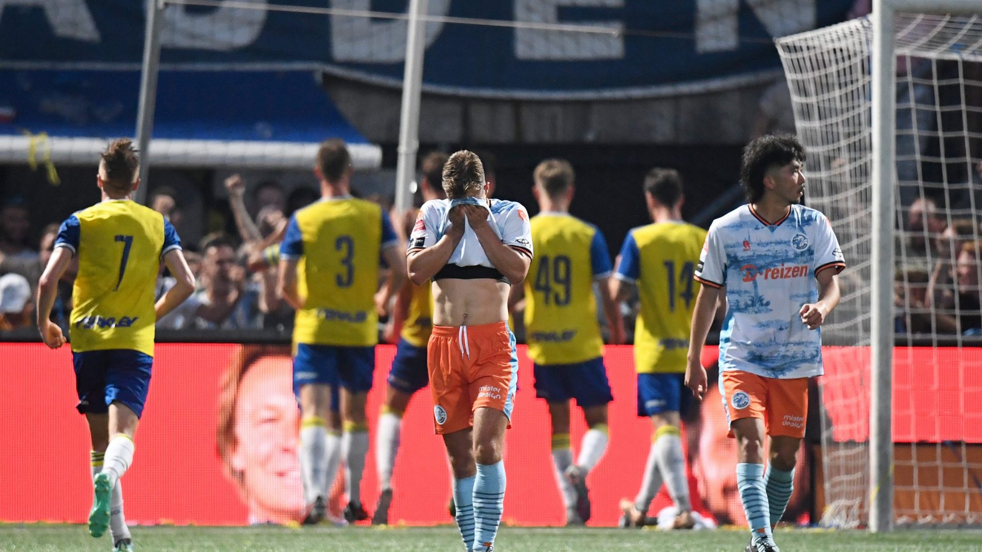 LEEUWARDEN, 09-09-2023, Cambuur Stadion, football, Dutch Keuken Kampioen Divisie, season 2023 / 2024, Cambuur - Den Bosch, Den Bosch player Rik Mulders dejected after Cambuur player Milan Smit  scoring 3-1 from the penalty spoti