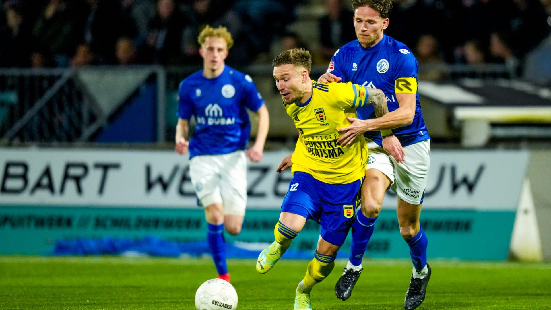DEN BOSCH , 07-03-2025 , Stadium de Vliert , Season 2024 / 2025 , Football , Keuken Kampioen Divisie . 


FC Den Bosch player Stan Henderikx and Cambuur player Mark Diemers

during the match Den Bosch and Cambuur .
