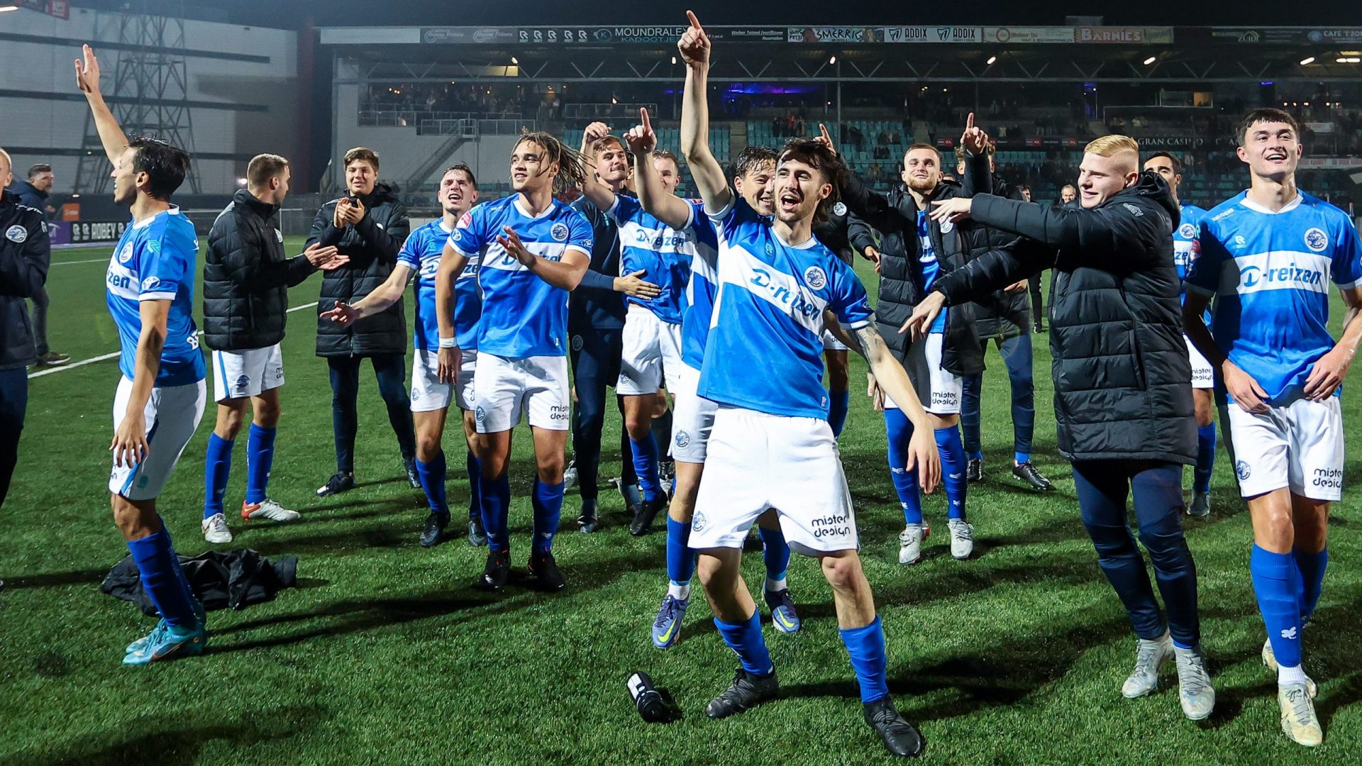 S-HERTOGENBOSCH,14-10-2022,Stadium De Vliert,Dutch Football Keuken Kampioen Divisie season 2022 / 2023,FC Den Bosch players celebrating the victory after the match Den Bosch - Jong AZ
