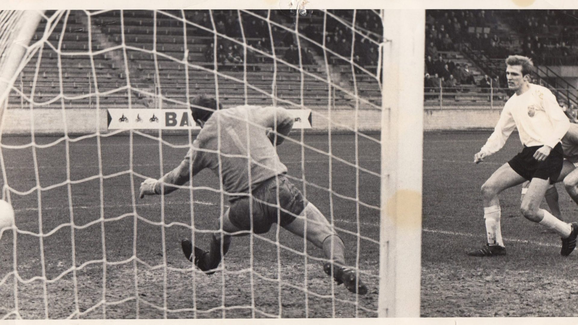 Henk van Rooij (rechts) schiet FC Den Bosch in 1969 tegen RBC Roosendaal naar 2-0.